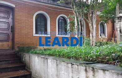 Imagem: A casa possui 4 Dormitórios, 2 Banheiros, 5 Vagas na garagem