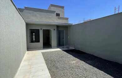 Imagem: A casa possui 3 Dormitórios, 2 Banheiros, 2 Vagas na garagem