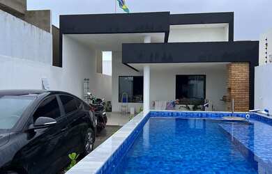 Imagem: A casa possui 3 Dormitórios, 2 Banheiros, 3 Vagas na garagem