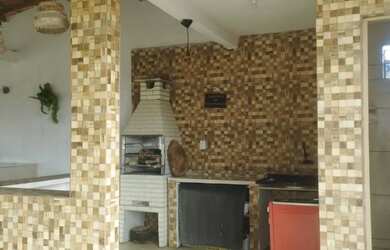 Imagem: A casa possui 2 Dormitórios, 2 Banheiros, 2 Vagas na garagem