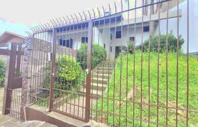 Imagem: A casa possui 3 Dormitórios, 4 Banheiros, 3 Vagas na garagem