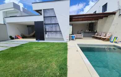 Imagem: A casa possui 3 Dormitórios, 3 Banheiros, 5 Vagas na garagem