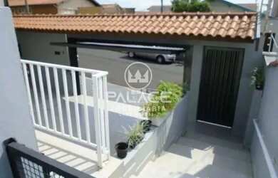 Imagem: A casa possui 3 Dormitórios, 1 Banheiro, 2 Vagas na garagem