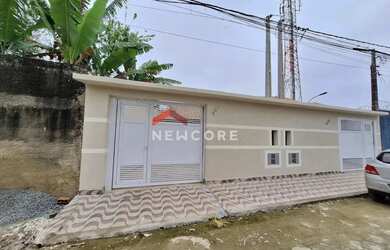 Imagem: A casa possui 3 Dormitórios, 1 Banheiro, 2 Vagas na garagem