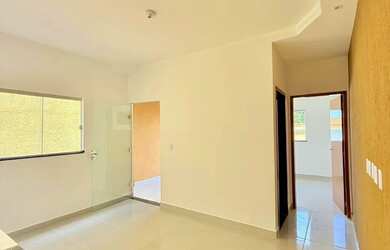 Imagem: A casa possui 2 Dormitórios, 2 Banheiros, 2 Vagas na garagem