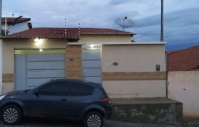 Imagem: A casa possui 3 Dormitórios, 2 Banheiros, 1 Vaga na garagem