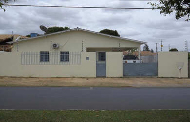 Imagem: A casa possui 3 Dormitórios, 2 Banheiros, 2 Vagas na garagem