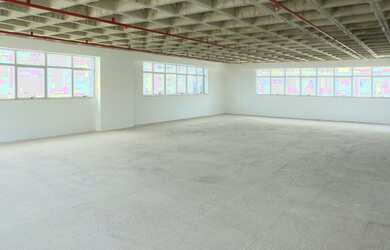 Imagem: O depósito possui 5 Vagas na garagem, 228m² de Área e está