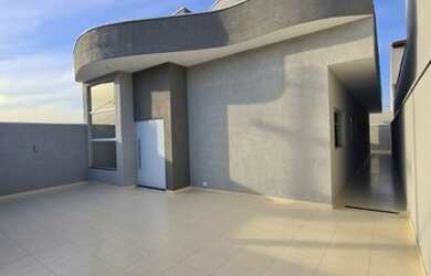 Imagem: A casa possui 3 Dormitórios, 2 Banheiros, 2 Vagas na garagem