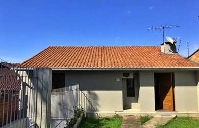 Imagem: A casa e possui 3 Dormitórios, Suítes, 2 Banheiros, 2 Vagas