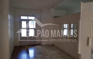 Imagem: A casa possui 3 Dormitórios, 1 Banheiro, 2 Vagas na garagem