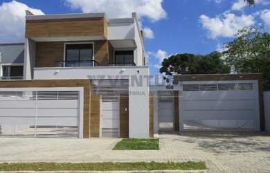 Imagem: A casa possui 3 Dormitórios, 4 Banheiros, 2 Vagas na garagem