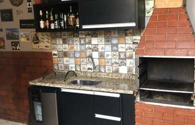 Imagem: A casa possui 2 Dormitórios, 2 Banheiros, 2 Vagas na garagem