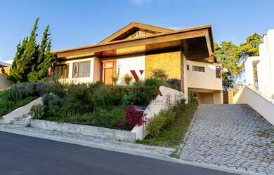 Imagem: A casa em condomínio possui 4 Dormitórios, 5 Banheiros, 5
