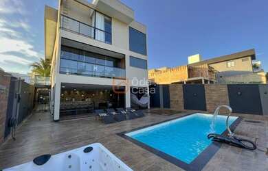 Imagem: A casa em condomínio possui 4 Dormitórios, 4 Banheiros, 4