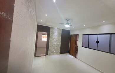 Imagem: A casa possui 2 Dormitórios, 1 Banheiro, 2 Vagas na garagem