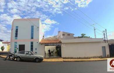 Imagem: O depósito possui 2 Vagas na garagem, 180m² de Área e está