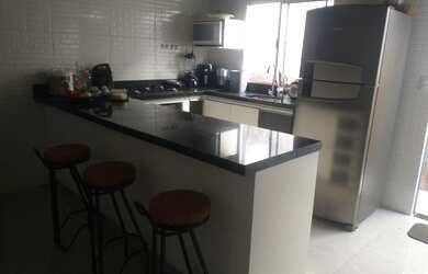 Imagem: A casa possui 2 Dormitórios, 2 Banheiros, 3 Vagas na garagem