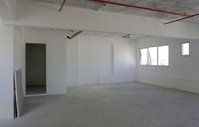 Imagem: O depósito possui 5 Vagas na garagem e 3588m² de Área e está