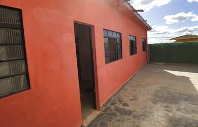 Imagem: A casa possui 2 Dormitórios, 1 Banheiro, 2 Vagas na garagem