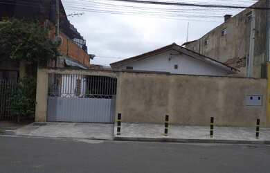 Imagem: A casa possui 2 Dormitórios, 1 Banheiro, 3 Vagas na garagem