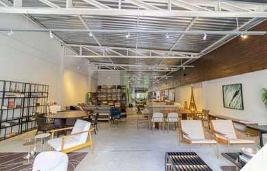 Imagem: O depósito possui 5 Vagas na garagem e 691m² de Área e está