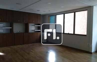 Imagem: O depósito possui 3 Vagas na garagem, 90m² de Área e está