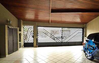 Imagem: A casa possui 4 Dormitórios, 5 Banheiros, 4 Vagas na garagem