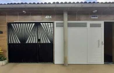 Imagem: A casa possui 3 Dormitórios, 2 Banheiros, 2 Vagas na garagem