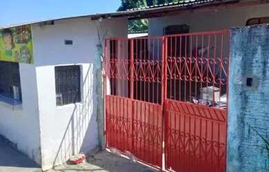 Imagem: A casa possui 3 Dormitórios, 1 Banheiro, 1 Vaga na garagem