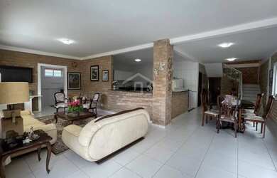 Imagem: A casa em condomínio possui 4 Dormitórios, 5 Banheiros, 2