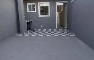 Imagem: A casa possui 1 Dormitório, 1 Banheiro, 1 Vaga na garagem