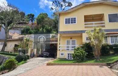 Imagem: A casa possui 5 Dormitórios, 5 Banheiros, 3 Vagas na garagem