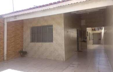 Imagem: A casa possui 2 Dormitórios, 3 Vagas na garagem e está localizado