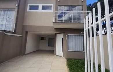 Imagem: A casa possui 3 Dormitórios, 3 Banheiros, 2 Vagas na garagem