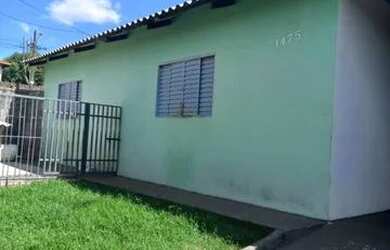 Imagem: A casa possui 2 Dormitórios, 1 Banheiro, 2 Vagas na garagem