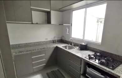 Imagem: A casa possui 3 Dormitórios, 1 Banheiro, 1 Vaga na garagem