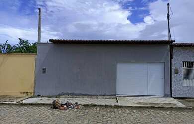 Imagem: A casa possui 2 Dormitórios, 1 Banheiro, 1 Vaga na garagem