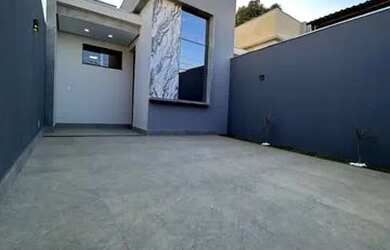 Imagem: A casa possui 3 Dormitórios, 2 Banheiros, 2 Vagas na garagem