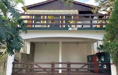 Imagem: A casa possui 3 Dormitórios, 4 Banheiros, 2 Vagas na garagem