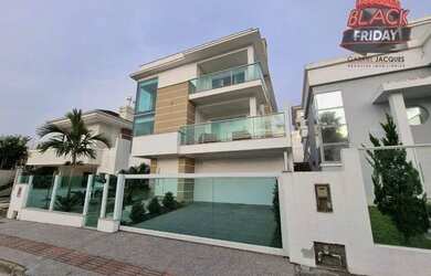 Imagem: A casa possui 4 Dormitórios, 5 Banheiros, 4 Vagas na garagem