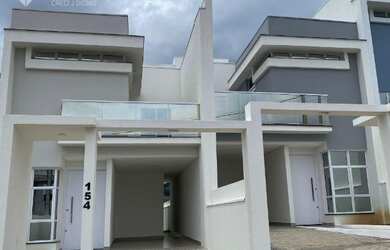 Imagem: A casa possui 3 Dormitórios, 3 Banheiros, 2 Vagas na garagem