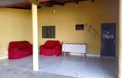 Imagem: A casa possui 2 Dormitórios, 1 Banheiro, 2 Vagas na garagem