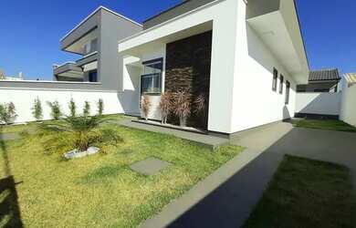 Imagem: A casa possui 3 Dormitórios, 2 Banheiros, 2 Vagas na garagem