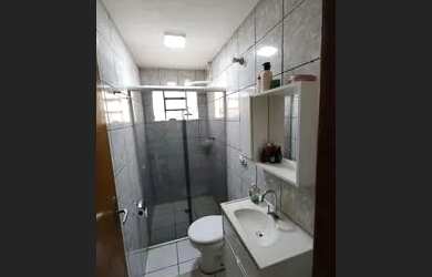 Imagem: A casa possui 4 Dormitórios, 2 Banheiros, 2 Vagas na garagem