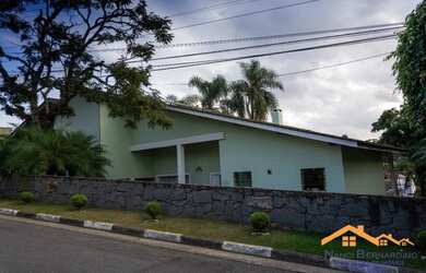 Imagem: A casa possui 5 Dormitórios, 5 Banheiros, 1.200m² de Área