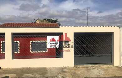 Imagem: A casa possui 3 Dormitórios, 1 Banheiro, 1 Vaga na garagem