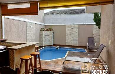 Imagem: A casa possui 3 Dormitórios, 4 Banheiros, 2 Vagas na garagem