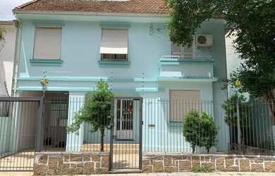 Imagem: A casa possui 4 Dormitórios, 4 Banheiros, 5 Vagas na garagem