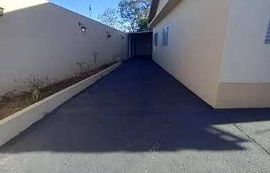 Imagem: A casa possui 3 Dormitórios, 1 Banheiro, 2 Vagas na garagem